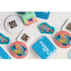Plusieurs maxi badges carrés et ronds en résine personnalisés avec des logos et visuels de poisson