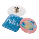 2 maxi badges carré et rond en résine personnalisés avec un logo et un visuel de poisson