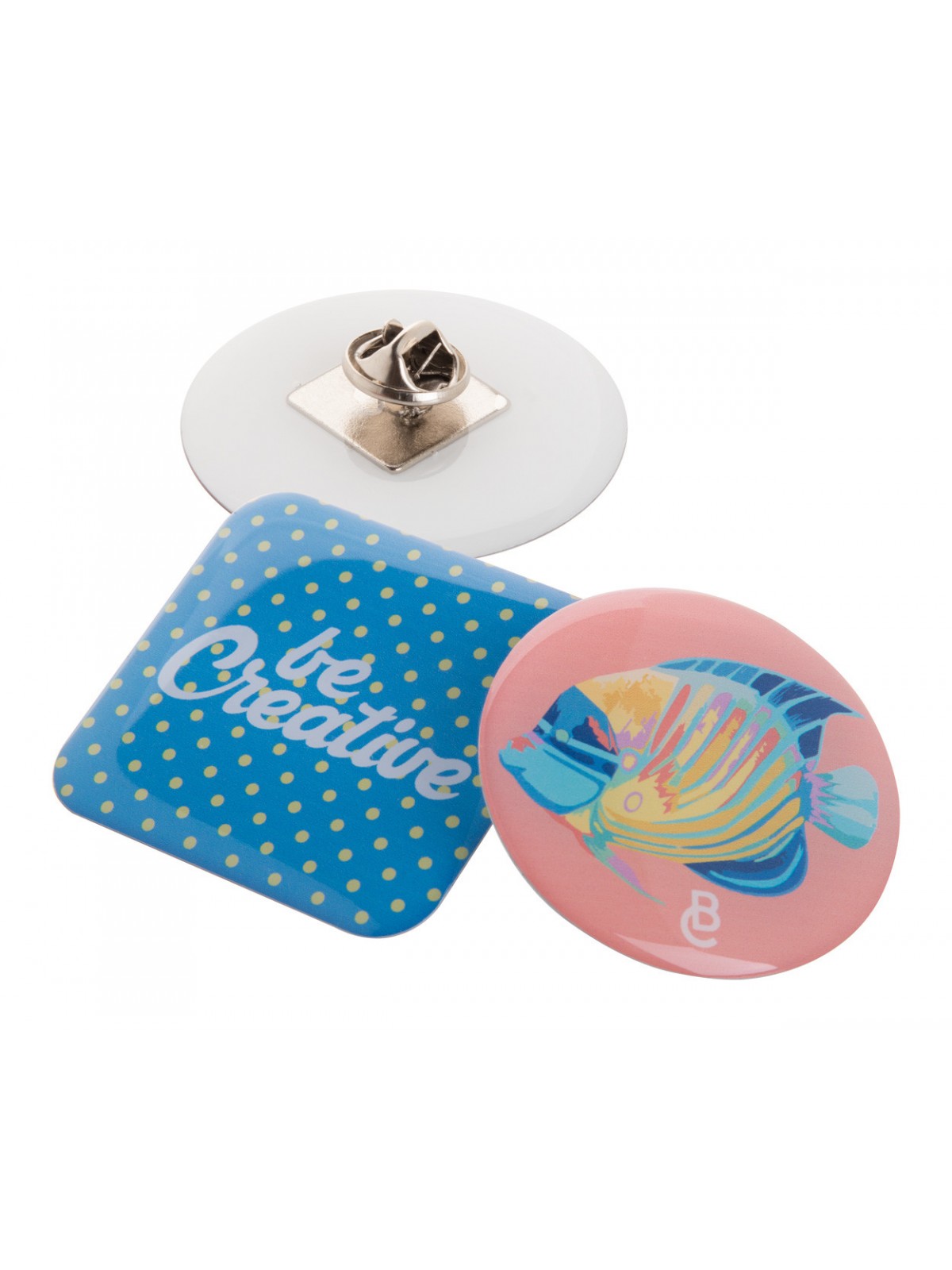 2 maxi badges carré et rond en résine personnalisés avec un logo et un visuel de poisson