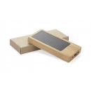 Batterie externe solaire en bambou écologique avec son packaging, recharge un téléphone grâce à la lumière du soleil